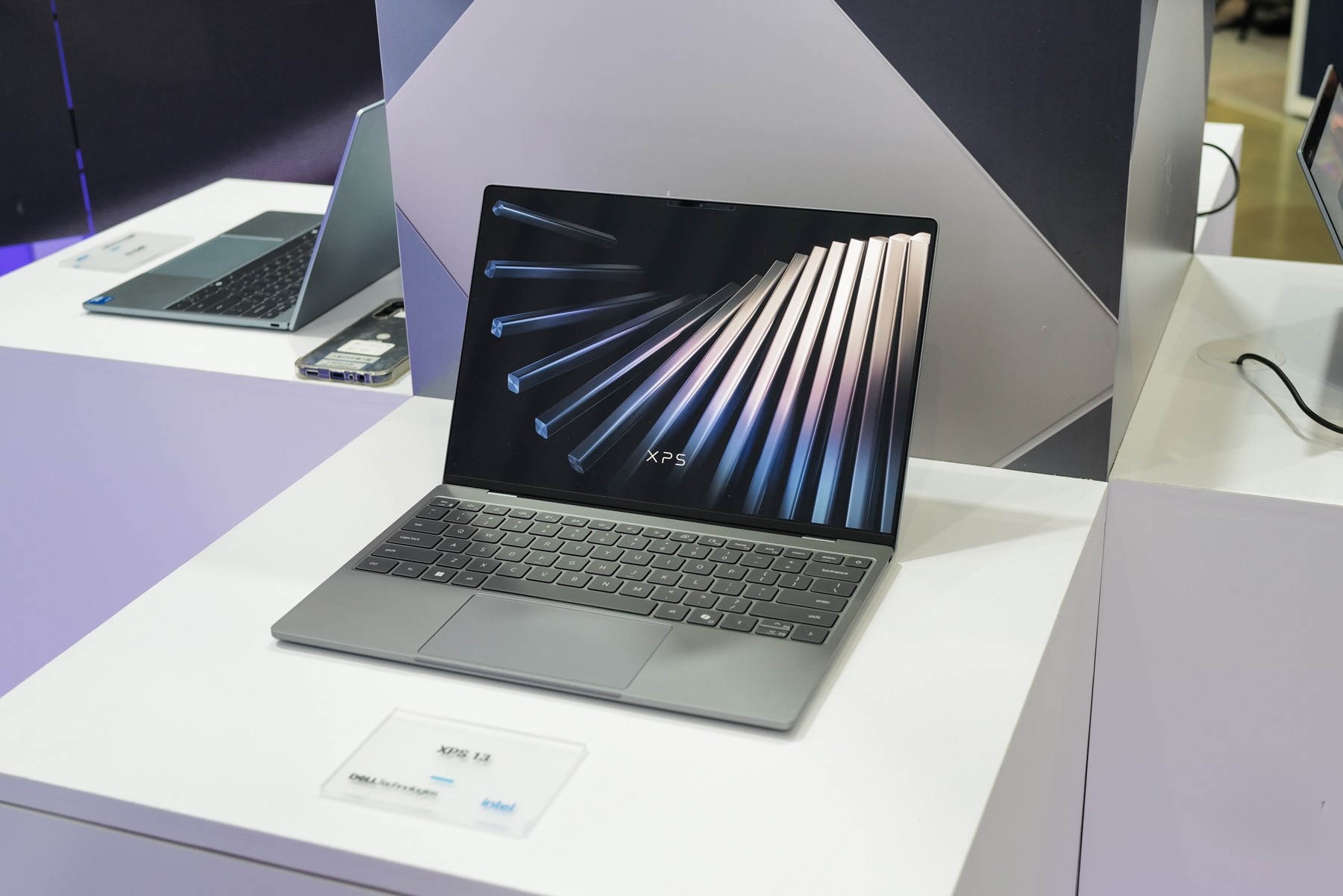 Dell XPS 13 mới ra mắt: Mỏng chỉ 12,7mm, nặng 1kg, thách thức vị thế MacBook ở phân khúc cao cấp