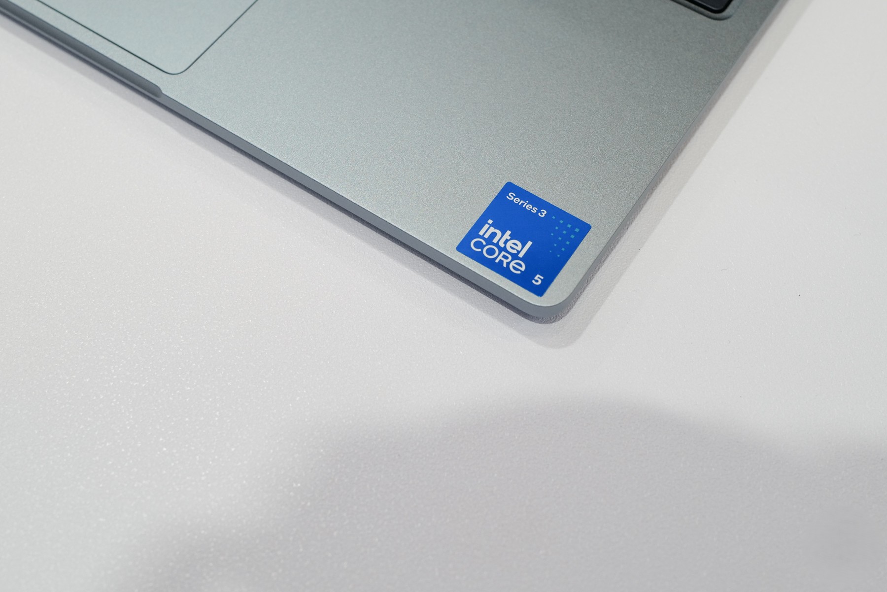 Dell XPS 13 mới ra mắt: Mỏng chỉ 12,7mm, nặng 1kg, thách thức vị thế MacBook ở phân khúc cao cấp