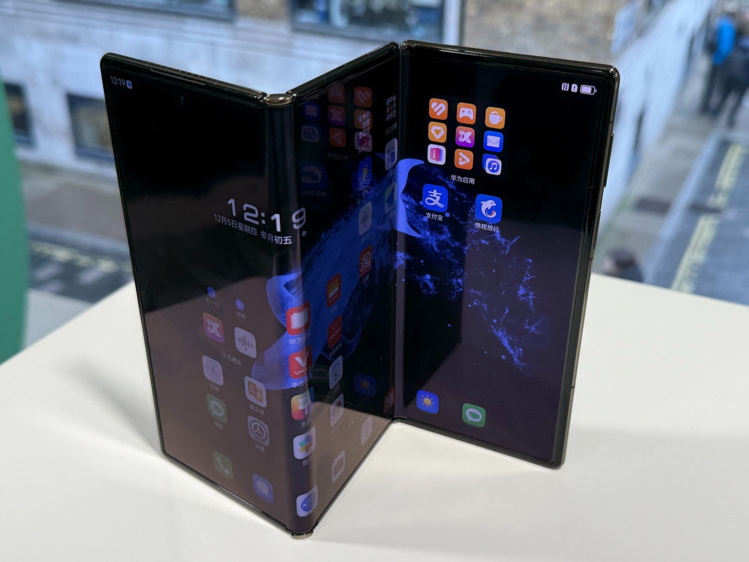 Galaxy Z TriFold: Smartphone gập 3 giá gần 80 triệu, dày tới 14mm và sản xuất giới hạn chỉ 30.000 máy?