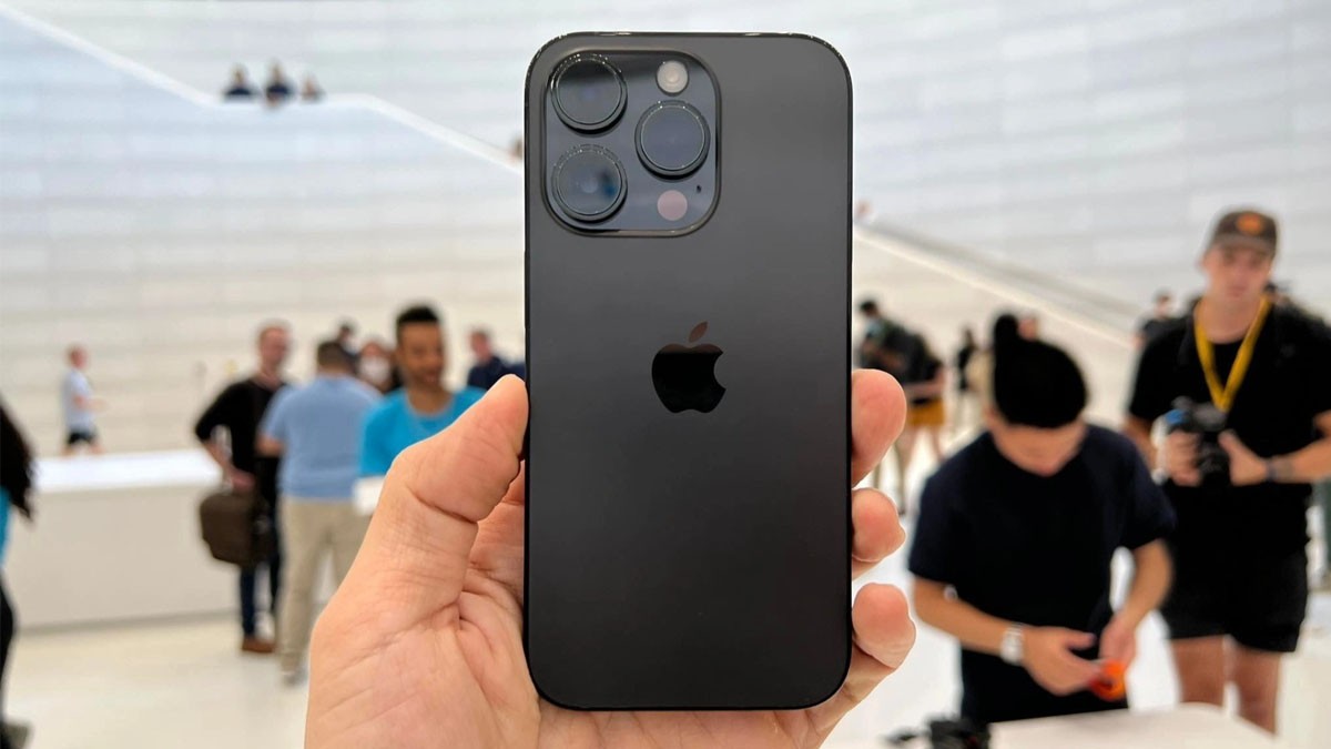 Giá iPhone có thể tăng gấp ba nếu sản xuất tại Mỹ: Apple và cuộc chơi thuế quan