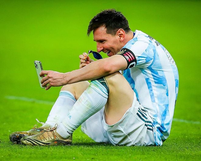 Cộng động mạng soi ngay điện thoại của Messi khi gọi điện chia sẻ chiến thắng cùng vợ.